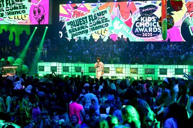 Smrtno se uplašila: Majka čuvenog muzičara doživela horor, u sred noći čula jezive zvuke