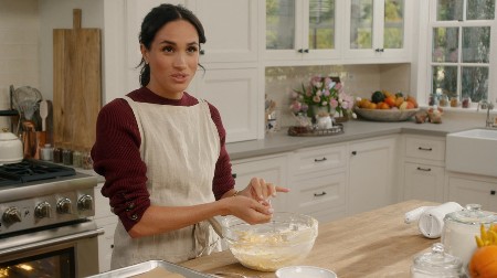 Megan Markl u kuhinji: Zasukla rukave i krenula da sprema omiljeno praznično jelo, ovo Srbi obožavaju!