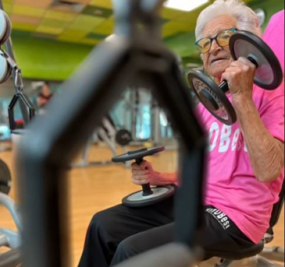 Ima 101 godinu i vežba kao devojka: Preživela rat, rak i Kovid – a energiju duguje ovim dvema namirnicama