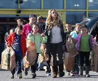 Isterala decu, pa privela muškarca: Majka osmoro dece se bacila u akciju, evo kako izgleda njen novi dragi