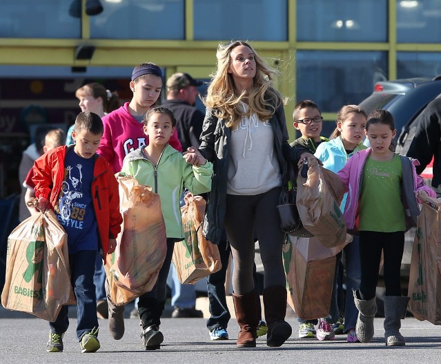 Isterala decu, pa privela muškarca: Majka osmoro dece se bacila u akciju, evo kako izgleda njen novi dragi