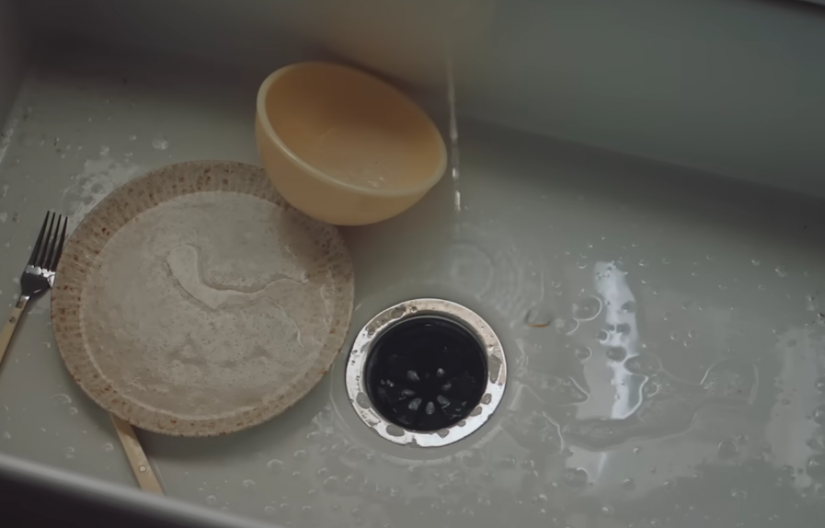 Ne ostavljajte sudove da prenoće: Bakterije počinju da igraju kolo, a javlja se i nešto još gore