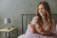 Treba li mazati lice pre spavanja? Dermatolog objasnio da li je noćna krema marketinški trik ili je zaista neophodna