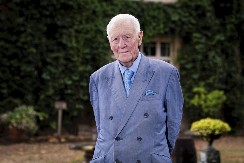 Ima 79 i traži 20 godina mlađu ženu: Nudi joj 60.000 evra, a postavlja sumanute uslove - evo šta sve mlada mora da ispuni