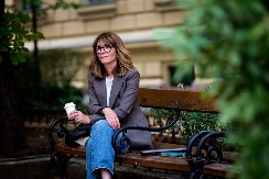 Snaja je starija od mene! Očajna sam, moj sin se ljuti što se mešam, a ja samo ne razumem šta će mu druga mama