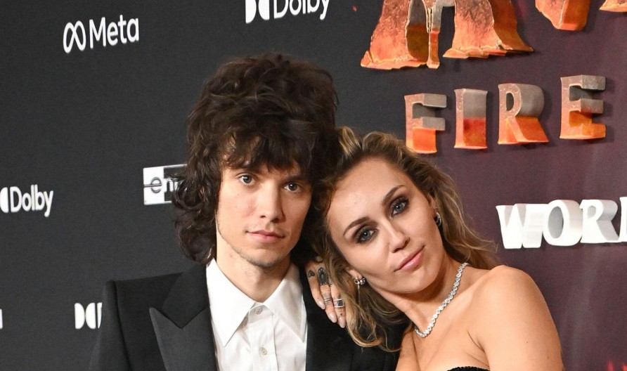 Došli kao na sahranu: Majli Sajrus i dečko zavijeni u crno na premijeri, ali nisu tužni, jedan detalj je otkrio sve