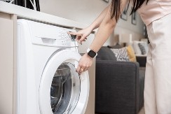 Ubacila je u veš mašinu plastičnu kesu: Efekat je neveovatan, a sad je koristi za svako pranje