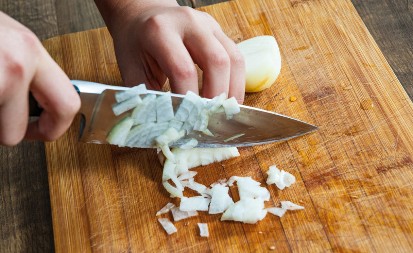 Miris luka niko ne voli: Evo kako da ga se rešite očas posla, sve stvari su vam pri ruci