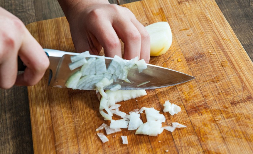Miris luka niko ne voli: Evo kako da ga se rešite očas posla, sve stvari su vam pri ruci