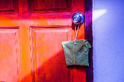 Zašto sve više ljudi stavlja lovorov list na vrata? Otkrivamo značenje ovog tajnog rituala