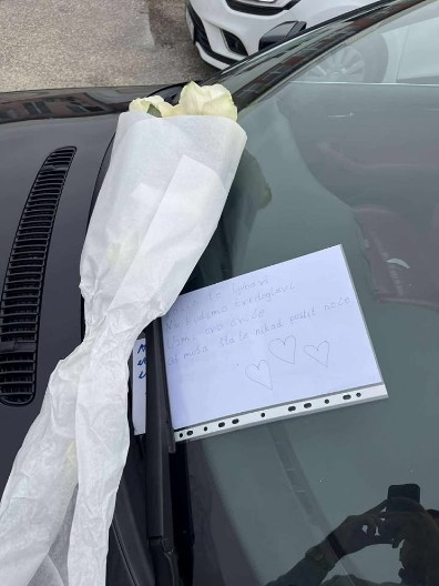 Muž napisao ženi poruku i napravio haos: Zakačio je na kola, sad mu se ceo komšiluk ruga!