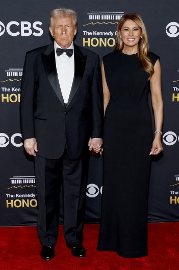 Crna haljina o kojoj priča ceo svet: Melanija Tramp u modelu koji skriva sve nedostatke i izdužuje figuru