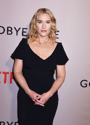 Devojke odlepile kada su ga videle! Sin poznate glumice napunio 22 godine i neodoljivo podseća na slavnu majku, a evo čime se bavi