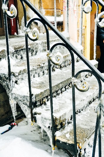 Nije so: Led sa stepenica nestaje za nekoliko sekundi uz jeftin sastojak koji svi imamo u kući