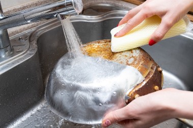 Ne bacajte stare tiganje: Uz ovaj trik ponovo će zablistati i trajati još decenijama