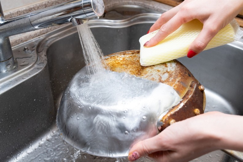 Ne bacajte stare tiganje: Uz ovaj trik ponovo će zablistati i trajati još decenijama