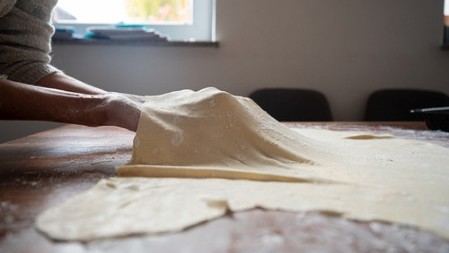 Kako da kora za pitu bude savršeno tanka, a u isto vreme i elastična? Tajna nije u brašnu