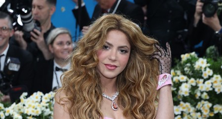 Šakirini sinovi kojima je dala srpska imena stasali u prelepe momke! Zapevali sa mamom, stariji preslikan Pike, mlađi liči na pevačicu