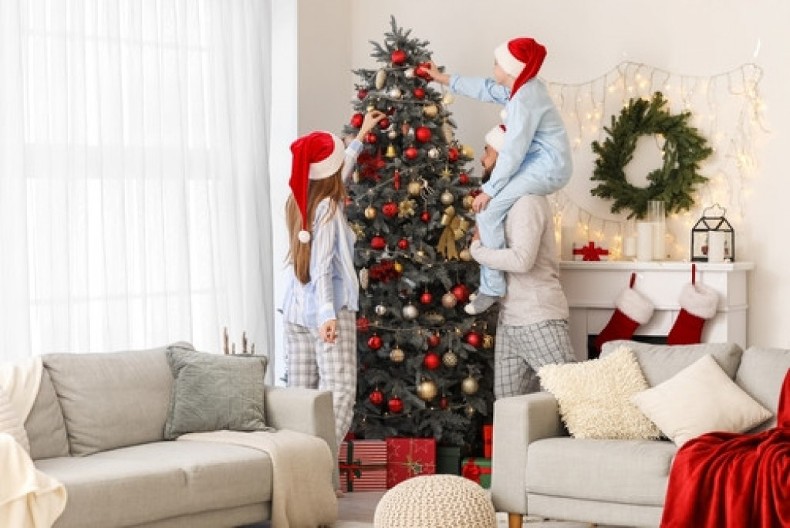 Ne treba vam ,,prava" jelka: Uradite ovo i veštačko drvo će izgledati kao da ste ga upravo dovukli iz šume