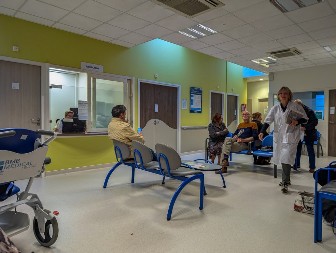 Muž joj je ležao u komi, a telefon nije prestajao da zvoni: Kad je pročitala ove poruke, sve joj se smračilo pred očima