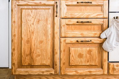 Drveni ormarići će da zablistaju: Samo 2 stvari uklanjaju tragove od kuvanja, rastvaraju masnoću kao od šale