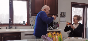 Baka i deka su u braku 65 godina: Njihov unuk otkrio zašto iz kreveta ne ustaju pre 10