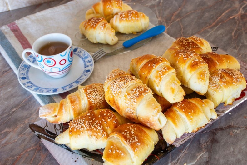 Kada ih za 7 dana pipnete, biće mekane i vazdušaste kao da ste ih tek ispekli: Kako da se kiflice ne stvrdnu ni posle nedelju dana, dodajte samo ovo