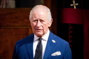 Evo koliko se kralj "otvori" za poklone svom osoblju? Ko šta dobija, učestvuje i kraljica Kamila?