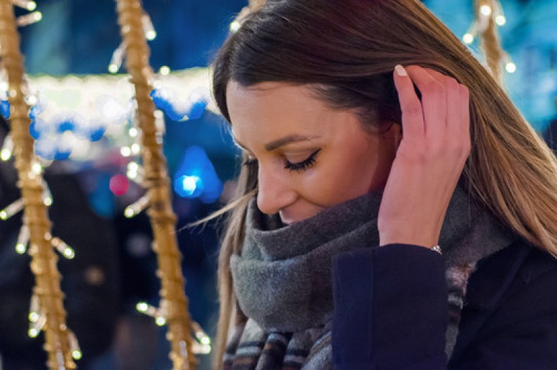 Mama mi dolazi za praznike, a ja nemam ni dinara! Kako da joj saopštim da mi je samo teret?