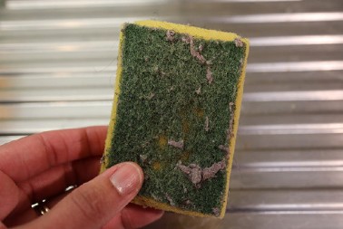 Nikako odmah u kantu, može da se iskoristi bukvalno za sve živo: Evo šta treba da radite sa starim sunđerom, ovo je treba da isprobate