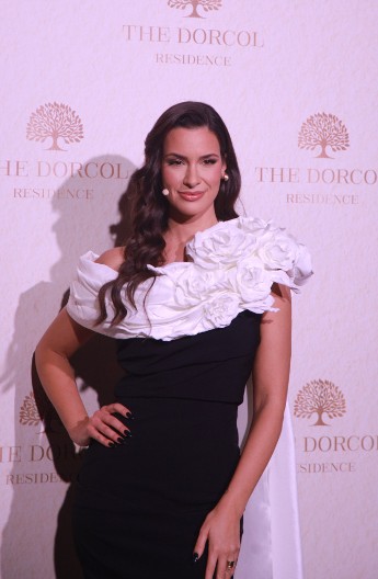 Ovako se ističe vitka linija, demonstrirala elegenciju i održala modnu lekciju: Dragana Kosjerina u crnoj haljini koja stoji i visokim i niskim ženama